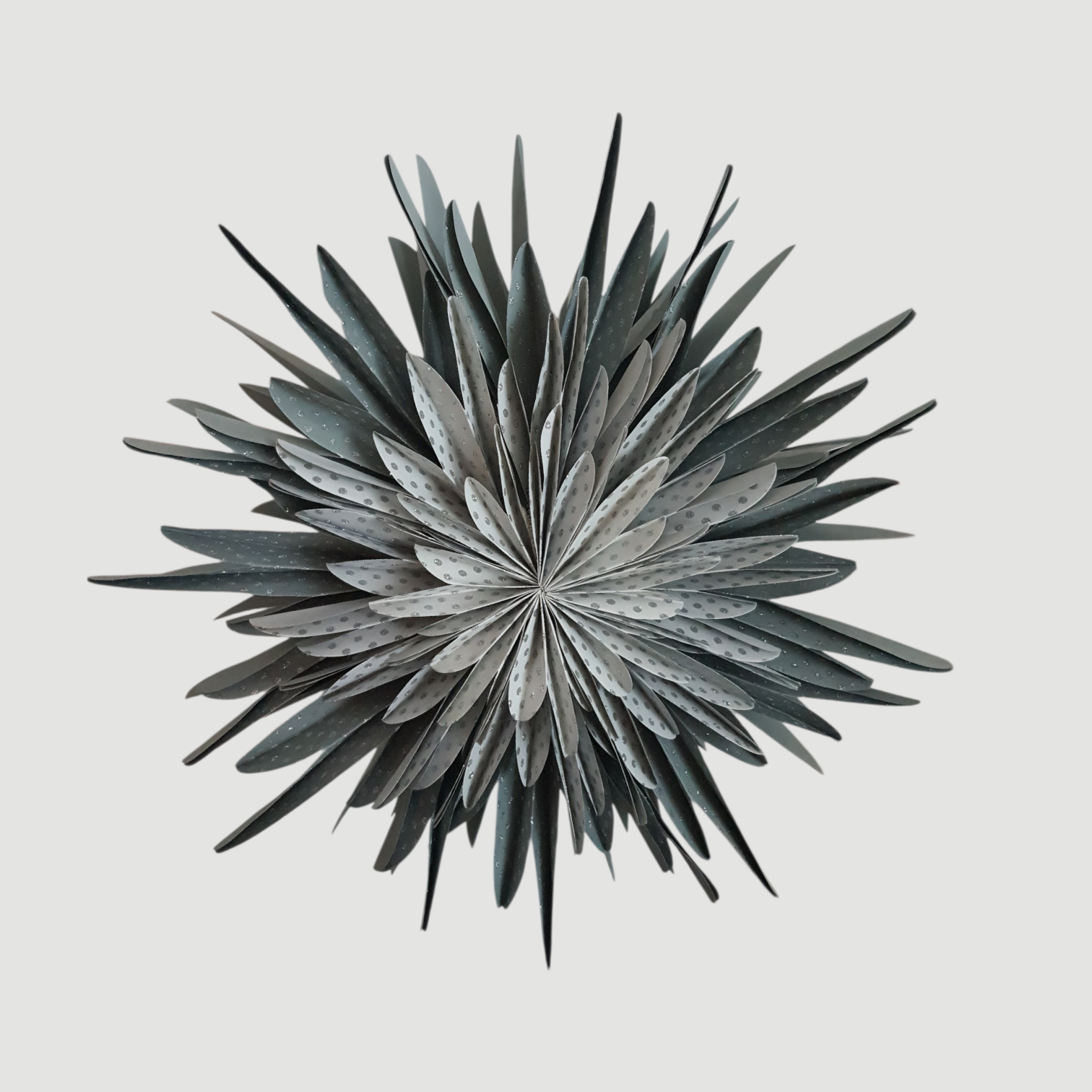 Dalia Pergament Papierblume grau-grün mit silber Punkten D.40 cm
